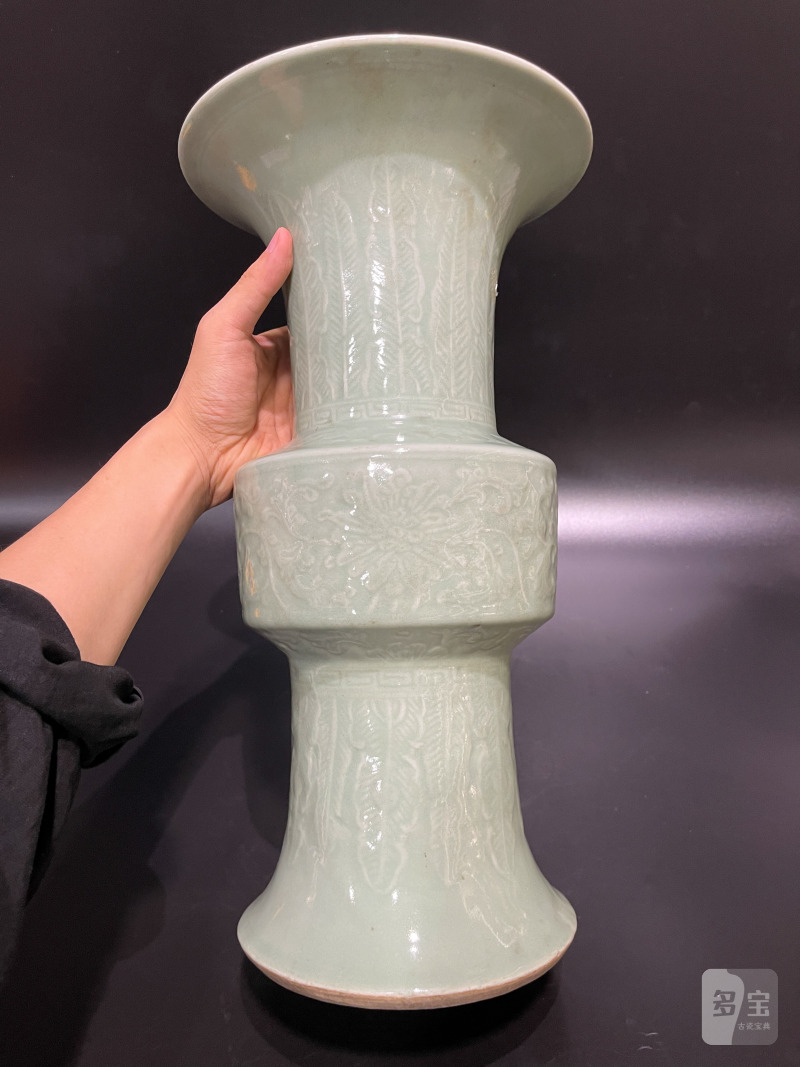 清乾隆 豆青釉浮雕缠枝莲纹花觚 - 图5